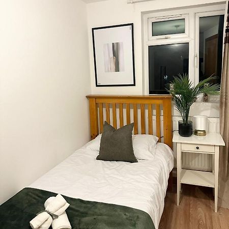 Relaxing Room In Spacious House ลอนดอน ภายนอก รูปภาพ