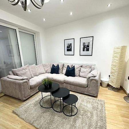 Relaxing Room In Spacious House ลอนดอน ภายนอก รูปภาพ