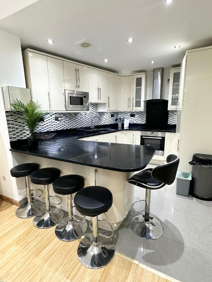 Relaxing Room In Spacious House ลอนดอน ภายนอก รูปภาพ