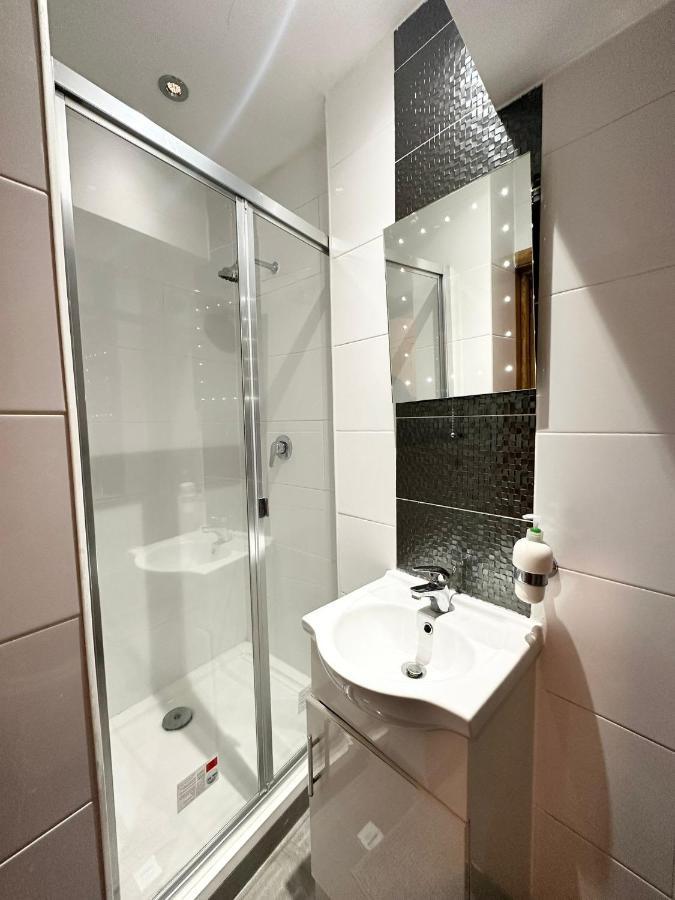 Relaxing Room In Spacious House ลอนดอน ภายนอก รูปภาพ